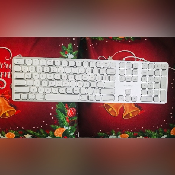 Macally Premium Wired Mac Keyboard used only a few times in excellent condition - Picture 3 of 8